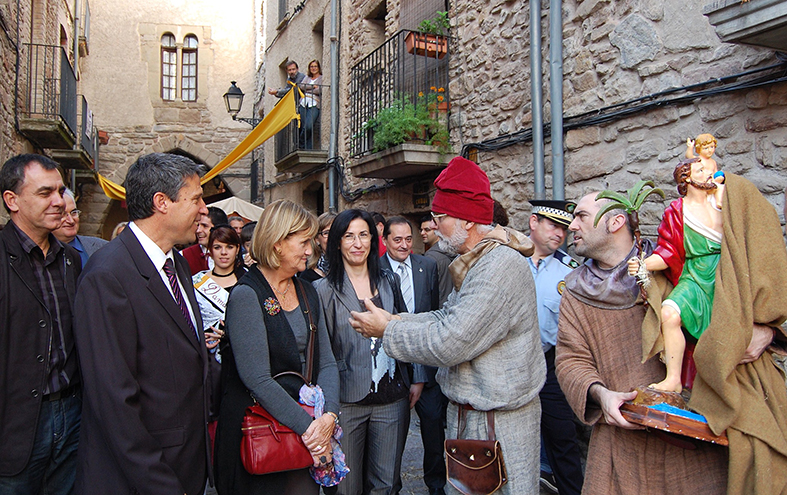 Un personatge de 'Salats!' parla amb la presidenta del Parlament, NÃºria de Gispert, al costat de l'alcalde Josep Maria Canudas i del regidor de Turisme, Miquel Caelles, durant la passejada inaugural de la 10a Fira Medieval d'Oficis - Novembre de 2011.
