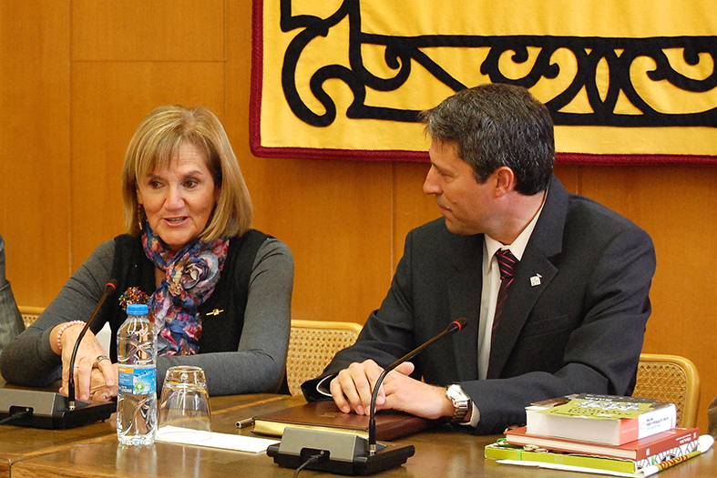 La presidenta del Parlament, NÃºria de Gispert, i l'alcalde Josep Maria Canudas, durant la recepciÃ³ prÃ¨via a la inauguraciÃ³ de la 10a Fira Medieval d'Oficis - Novembre de 2011.