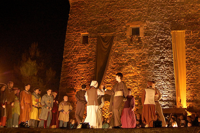Dansa d'una representaciÃ³ de 'Salats!' durant la 10a Fira Medieval d'Oficis - Novembre de 2011.