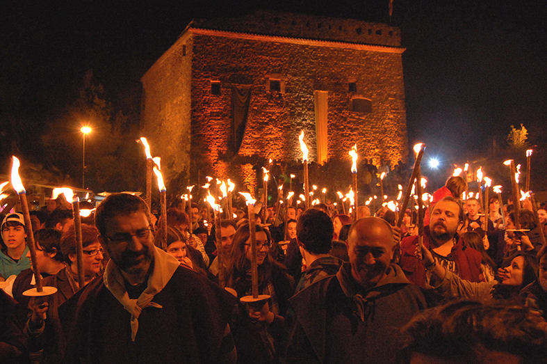 Marxa de torxes durant la cloenda de la 10a Fira Medieval d'Oficis - Novembre de 2011.