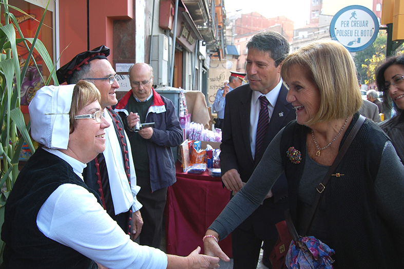 La presidenta del Parlament, NÃºria de Gispert, i l'acalde Josep Maria Canudas saluden dos comerciants adherits a la 10a Fira Medieval d'Oficis - Novembre de 2011.