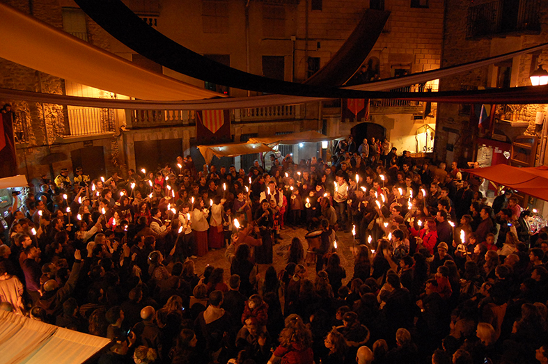 Marxa de torxes durant la cloenda de la 10a Fira Medieval d'Oficis - Novembre de 2011.