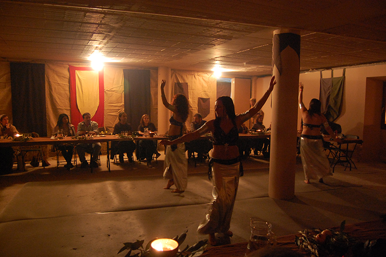 ActuaciÃ³ del sopar medieval de la 10a Fira Medieval d'Oficis - Novembre de 2011.