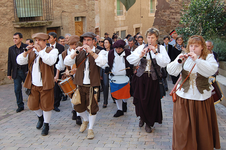 Els Grallers del Poble Vell obren la passejada inaugural de la 10a Fira Medieval d'Oficis - Novembre de 2011.