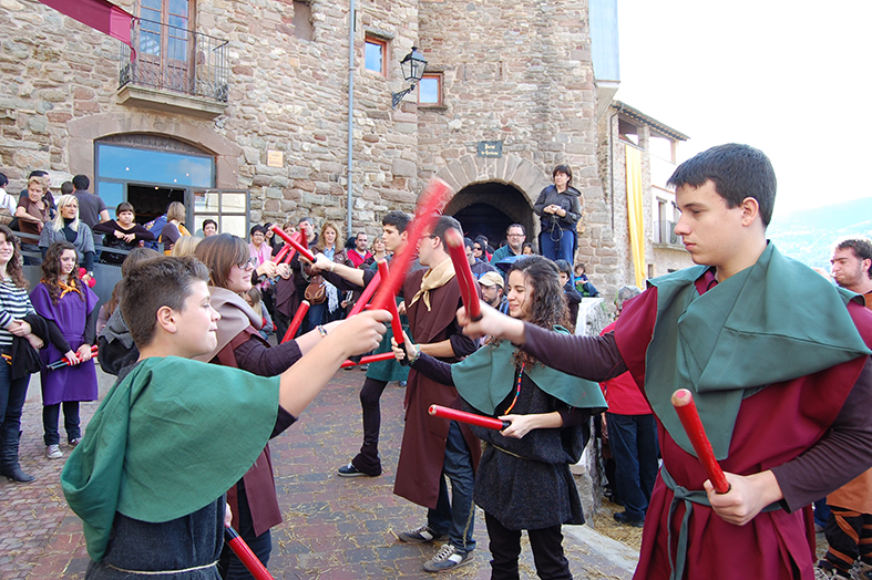 ActuaciÃ³ dels Bastoners durant la 10a Fira Medieval d'Oficis - Novembre de 2011.