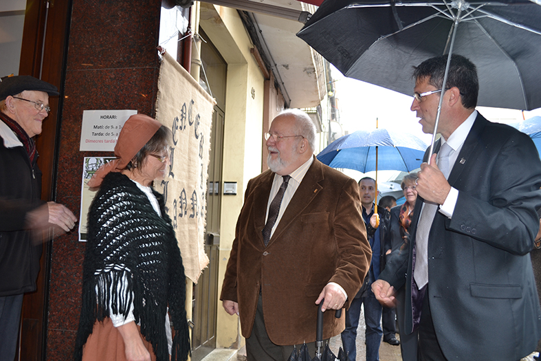El president de la DiputaciÃ³ de Barcelona, Salvador Esteve, i l'alcalde Josep Maria Canudas parlen amb comerciants adherits a l'11 Fira Medieval d'Oficis - Novembre de 2012.