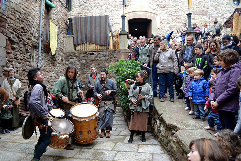ActuaciÃ³ dels Berros de la Cors durant l'11a Fira Medieval d'Oficis - Novembre de 2012.
