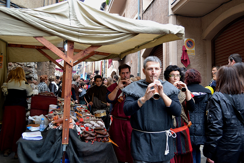 ActuaciÃ³ dels grallers dels Bastoners durant l'11a Fira Medieval d'Oficis - Novembre de 2012.