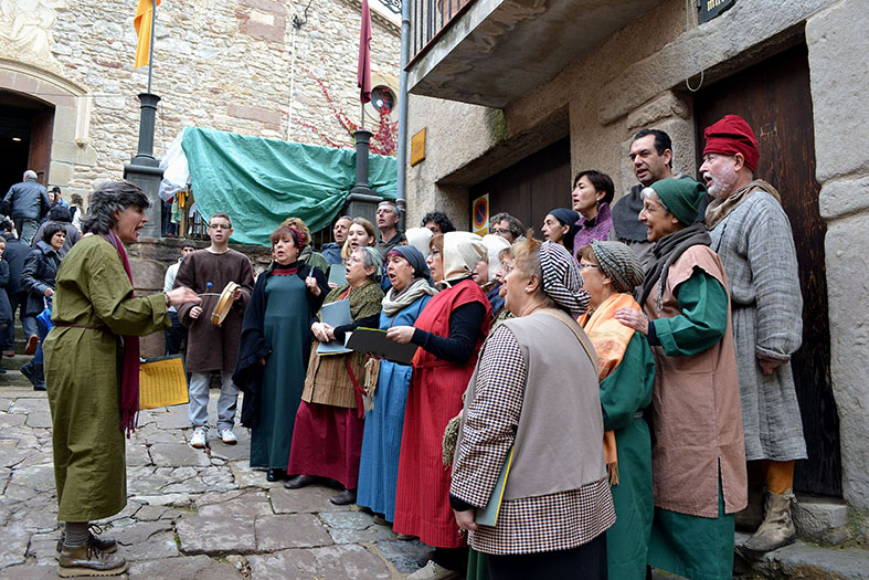 ActuaciÃ³ de la Coral SÃ²rissons al carrer Major del Poble Vell, durant la 12a Fira Medieval dâ€™Oficis de SÃºria - Novembre de 2013.