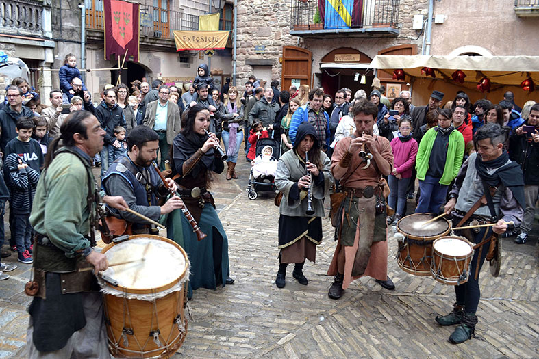 ActuaciÃ³ dâ€™Els Berros de la Cort a la plaÃ§a Major del Poble Vell, durant la 12a Fira Medieval dâ€™Oficis de SÃºria - Novembre de 2013.