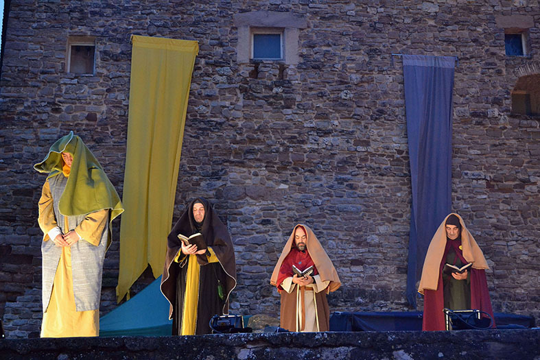 Imatge de lâ€™espectacle â€˜El relligador de llibresâ€™ a lâ€™espai escÃ¨nic de lâ€™Era del Castell del Poble Vell, durant la 12a Fira Medieval dâ€™Oficis de SÃºria - Novembre de 2013.