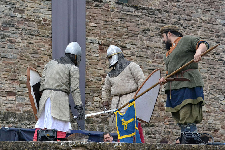 RecreaciÃ³ dâ€™una lluita de cavallers medievals a lâ€™espai escÃ¨nic de lâ€™Era del Castell del Poble Vell, durant la 12a Fira Medieval dâ€™Oficis de SÃºria - Novembre de 2013.