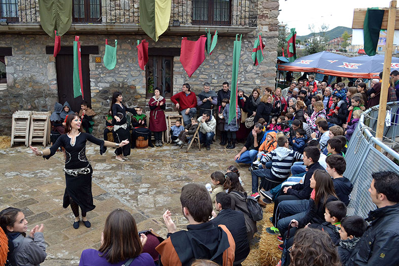 ActuaciÃ³ de danses orientals a la Bateria del Poble Vell, durant la 12a Fira Medieval dâ€™Oficis de SÃºria - Novembre de 2013.