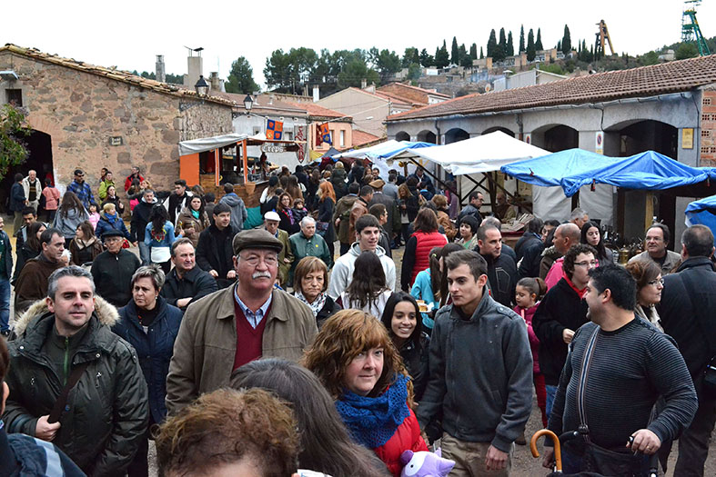 Visitants a lâ€™Era del Castell del Poble Vell, diumenge al migdia, durant la 12a Fira Medieval dâ€™Oficis de SÃºria - Novembre de 2013.