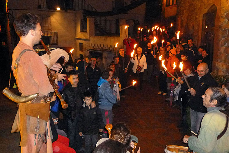 CapÃ§alera de la marxa de torxes a lâ€™entorn del Portal de Cardona del Poble Vell, amb Els Berros de la Cort, durant la 12a Fira Medieval dâ€™Oficis de SÃºria - Novembre de 2013.