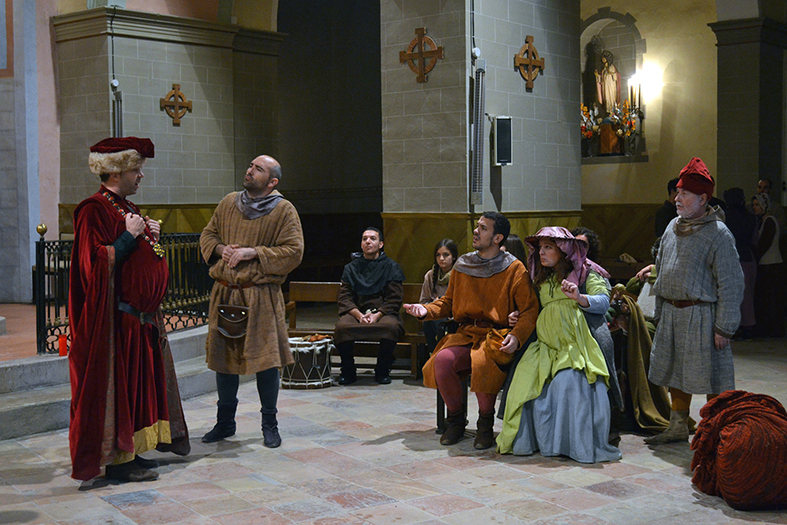 Primera representaciÃ³ de lâ€™espectacle 'Salats!â€™, en lâ€™escenari inÃ¨dit de lâ€™esglÃ©sia del Roser, durant la 12a Fira Medieval dâ€™Oficis de SÃºria - Novembre de 2013.