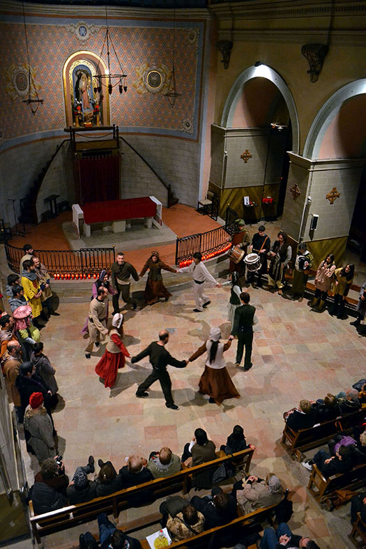 Dansa final de â€˜Salats!â€™, en la darrera representaciÃ³ de lâ€™espectacle a lâ€™esglÃ©sia del Roser del Poble Vell, durant la 12a Fira Medieval dâ€™Oficis de SÃºria - Novembre de 2013.