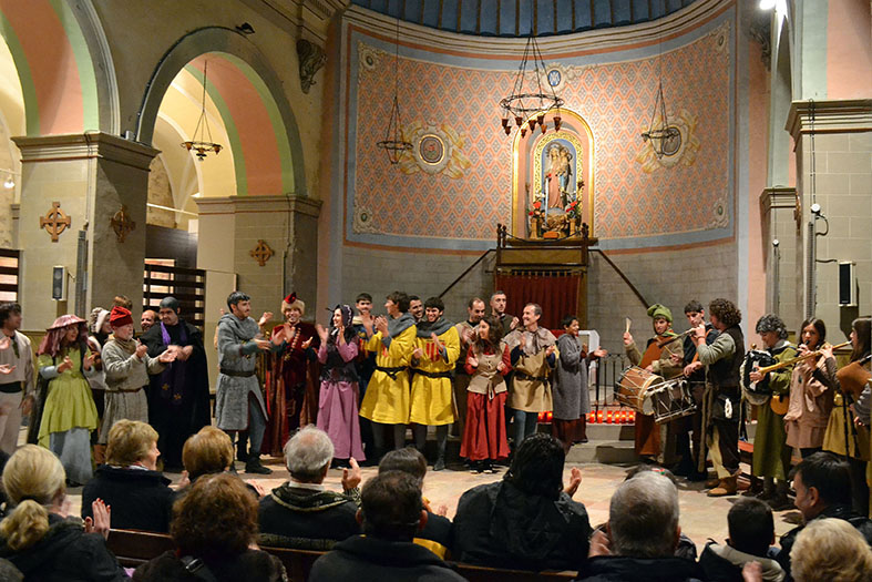 Els personatges de â€˜Salats!â€™ agraeixen els aplaudiments del pÃºblic al final de la darrera representaciÃ³ de lâ€™espectacle a lâ€™esglÃ©sia del Roser del Poble Vell, durant la 12a Fira Medieval dâ€™Oficis de SÃºria - Novembre de 2013.