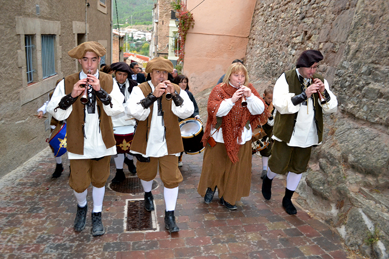 Els Grallers del Poble Vell precedeixen les autoritats en la seva arribada al recinte de la 12a Fira Medieval dâ€™Oficis de SÃºria - Novembre de 2013.