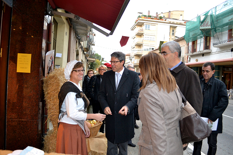 Les autoritats saluden una comerciant surienca en la tradicional passejada pel centre urbÃ  de la vila, dins de la 12a Fira Medieval dâ€™Oficis de SÃºria - Novembre de 2013.