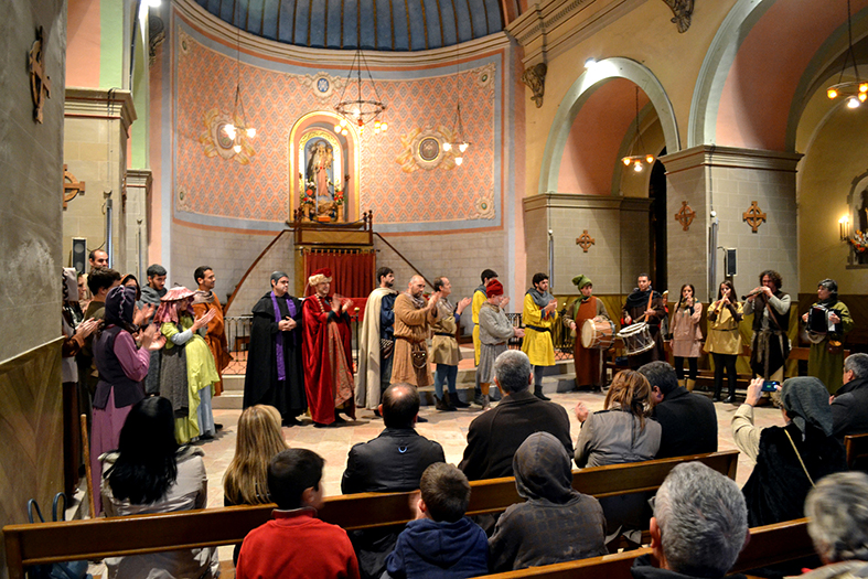 Personatges de lâ€™espectacle 'Salats!â€™ i pÃºblic assistent aplaudeixen al final de la primera representaciÃ³ de lâ€™obra, a lâ€™escenari inÃ¨dit de lâ€™esglÃ©sia del Roser, dins de la 12a Fira Medieval dâ€™Oficis de SÃºria - Novembre de 2013.