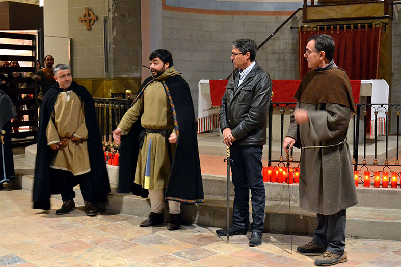 Lâ€™alcalde Josep Maria Canudas i el regidor de Desenvolupament Local, Miquel Caelles, durant lâ€™acte de cloenda de la 12a Fira Medieval dâ€™Oficis de SÃºria, acompanyats per personatges del certamen - Novembre de 2013.