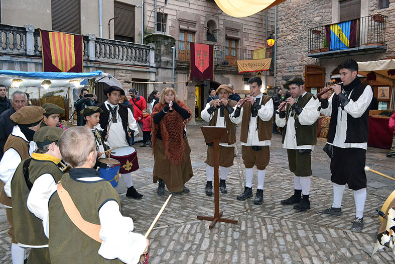 ActuaciÃ³ dels Grallers del Poble Vell a la plaÃ§a Major, durant la 12a Fira Medieval dâ€™Oficis de SÃºria - Novembre de 2013.