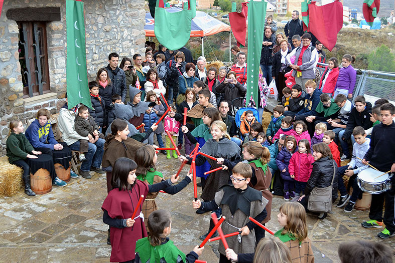 ActuaciÃ³ dels Bastoners de SÃºria a la Bateria del Poble Vell, durant la 12a Fira Medieval dâ€™Oficis de SÃºria - Novembre de 2013.