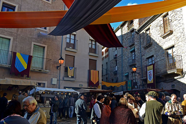 Visitants i personatges de la 13a Fira Medieval dâ€™Oficis de SÃºria a la plaÃ§a Major del Poble Vell, en les primeres hores del certamen - Novembre de 2014