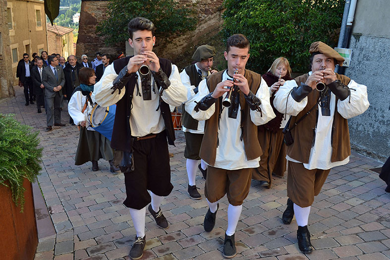 Els Grallers del Poble Vell encapÃ§alen la visita dâ€™autoritats a la 13a Fira Medieval dâ€™Oficis de SÃºria - Novembre de 2014.