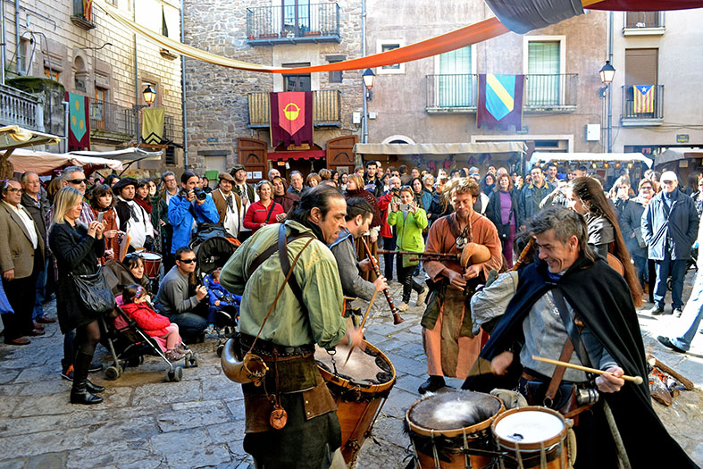 ActuaciÃ³ dels Berros de la Cort a la plaÃ§a Major del Poble Vell, en les primeres hores de la 13a Fira Medieval dâ€™Oficis de SÃºria - Novembre de 2014.