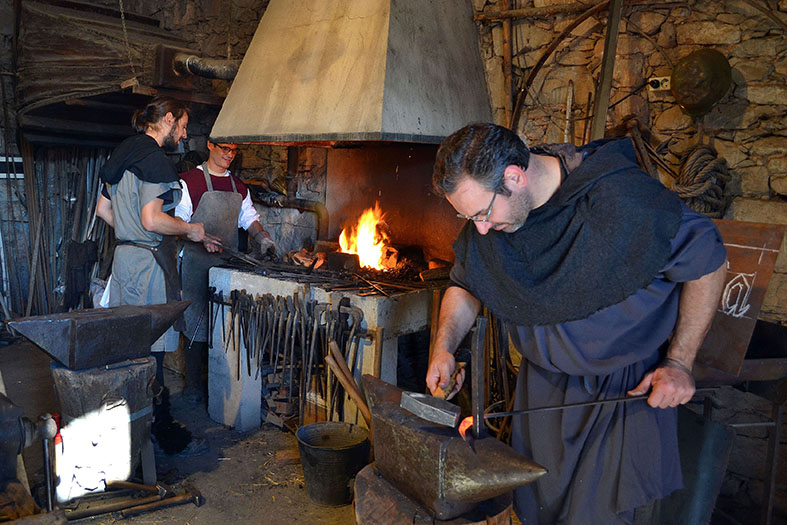 Treball a la ferreria del Poble Vell durant la 13a Fira Medieval dâ€™Oficis de SÃºria - Novembre de 2014.