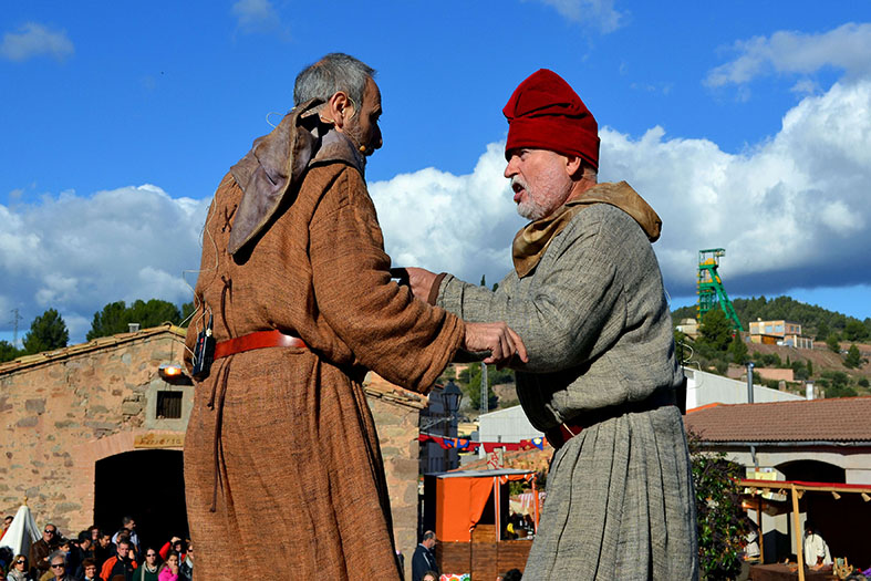 Personatges de 'Salats!â€™ en la primera representaciÃ³ de lâ€™obra a lâ€™espai escÃ¨nic de lâ€™Era del Castell, durant la 13a Fira Medieval dâ€™Oficis de SÃºria - Novembre de 2014.