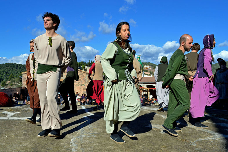Dansa final de lâ€™espectacle 'Salats!â€™ en la 13a Fira Medieval dâ€™Oficis al Poble Vell de SÃºria - Novembre de 2014.