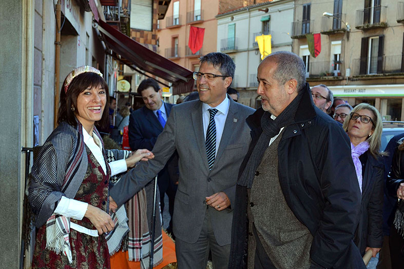 El conseller Felip Puig i lâ€™alcalde Josep Maria Canudas saluden la responsable dâ€™un dels comerÃ§os adherits a la 13a Fira Medieval dâ€™Oficis de SÃºria - Novembre de 2014.