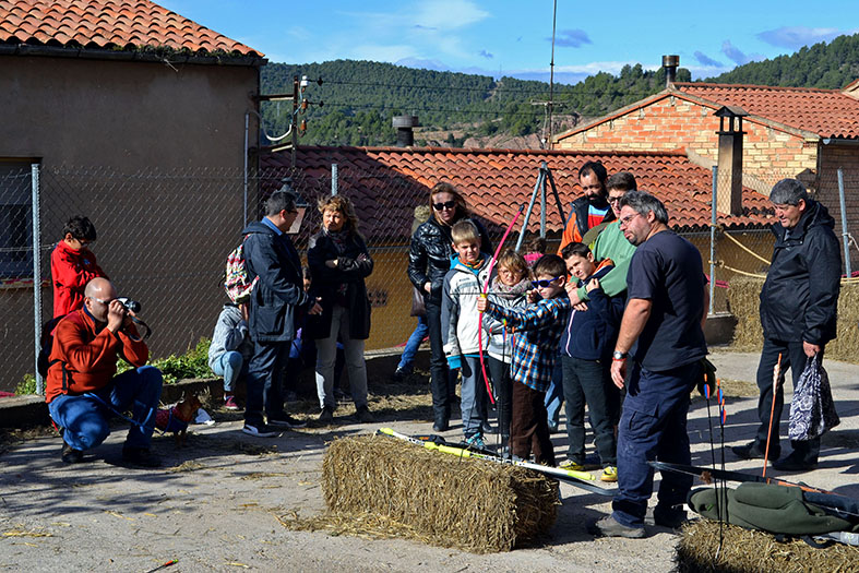 Taller de tir amb arc durant la 13a Fira Medieval dâ€™Oficis al Poble Vell de SÃºria - Novembre de 2014.