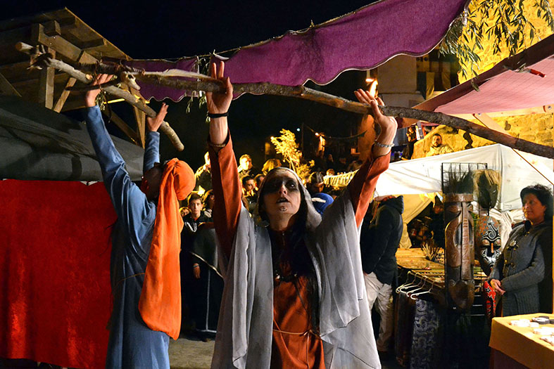 Dansa ritual de bruixeria a lâ€™entorn del Portal de Cardona, durant la 13a Fira Medieval dâ€™Oficis al Poble Vell de SÃºria - Novembre de 2014.