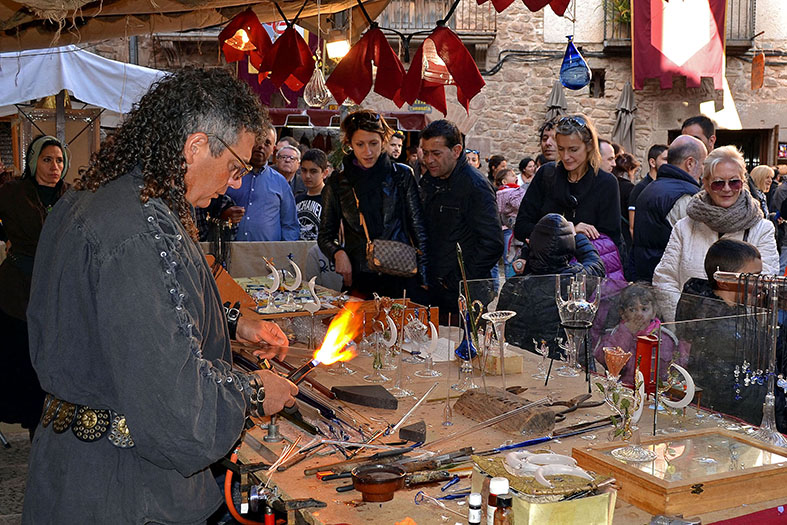 ArtesÃ  participant en la 13a Fira Medieval dâ€™Oficis de SÃºria, a la plaÃ§a Major del Poble Vell - Novembre de 2014.