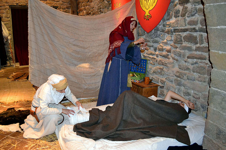 Hospital medieval instalâ€¢lat al Castell de SÃºria, dins de la 13a Fira Medieval dâ€™Oficis - Novembre de 2014.