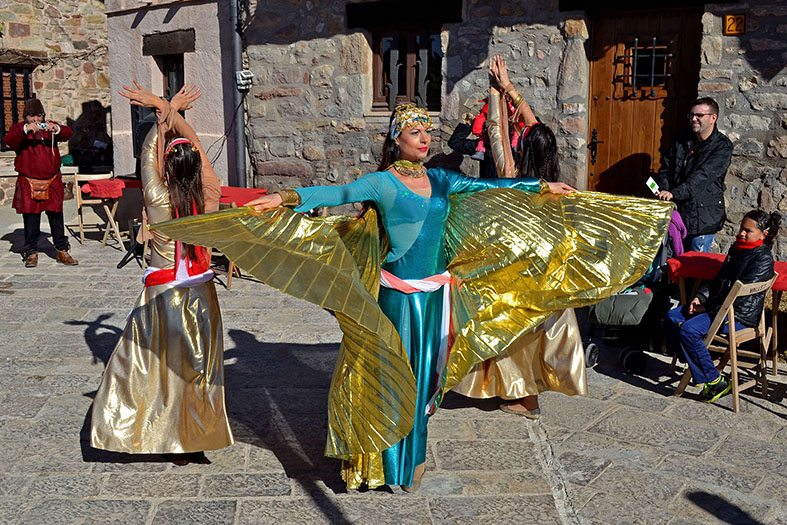 Danses orientals a la Bateria del Poble Vell, durant la 13a Fira Medieval dâ€™Oficis de SÃºria - Novembre de 2014.