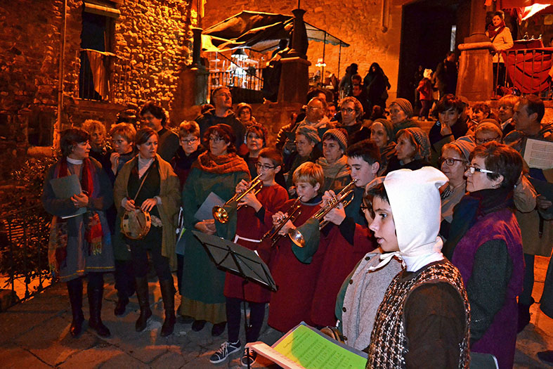 ActuaciÃ³ de la Coral SÃ²rissons al carrer Major del Poble Vell, durant la 13a Fira Medieval dâ€™Oficis de SÃºria - Novembre de 2014.