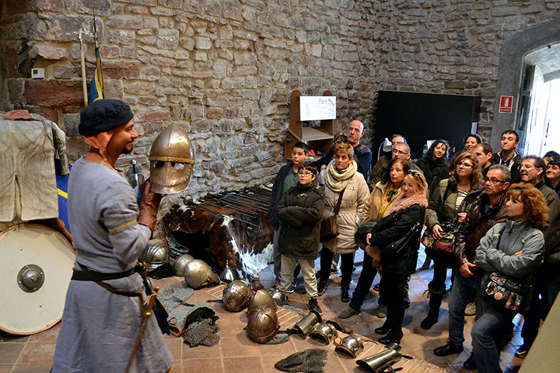 DemostraciÃ³ dâ€™armes i equipament militar de lâ€™edat mitjana al Castell de SÃºria, durant la 13a Fira Medieval dâ€™Oficis - Novembre de 2014.