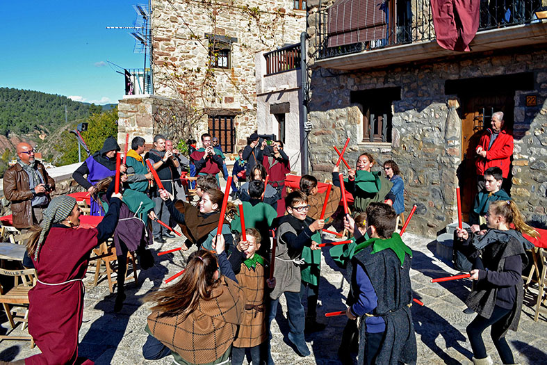 ActuaciÃ³ dels Bastoners de SÃºria a la Bateria del Poble Vell, durant la 13a Fira Medieval dâ€™Oficis - Novembre de 2014.