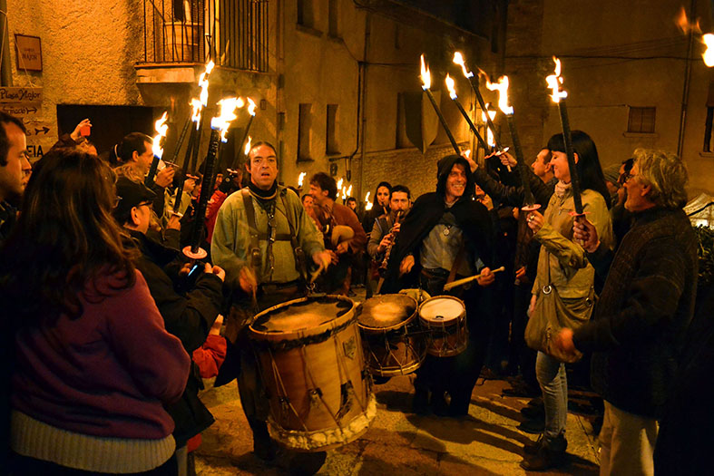 Imatge de la Baixada de Torxes de la 13a Fira Medieval dâ€™Oficis de SÃºria, al seu pas pel carrer Major del Poble Vell, amb els Berros de la Cort - Novembre de 2014.