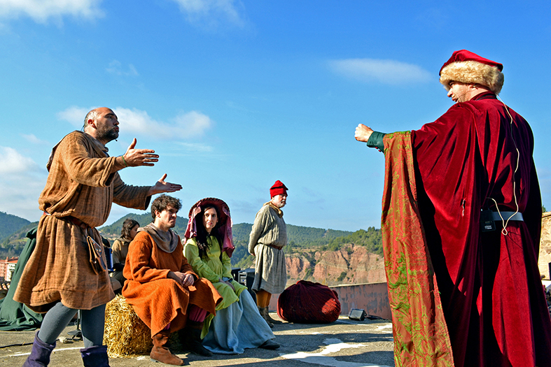 Escena de l'espectacle 'Salats!' a l'Era del Castell, dins del programa de la 14a Fira Medieval d'Oficis de SÃºria