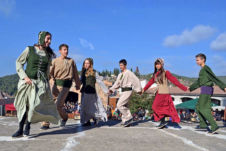 Dansa final de l'espectacle 'Salats!' a l'Era del Castell, dins del programa de la 14a Fira Medieval d'Oficis de SÃºria