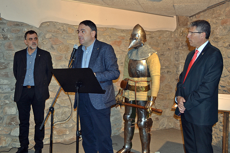 L'alcalde de Manresa i diputat del Bages a la DiputaciÃ³, ValentÃ­ Junyent, parla en l'acte inaugural de la 14a Fira Medieval d'Oficis de SÃºria, al costat de l'alcalde de SÃºria, Josep Maria Canudas, i del regidor Miquel Caelles - Novembre de 2015.