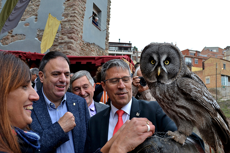 L'alcalde de SÃºria, Josep Maria Canudas, i l'alcalde de Manresa i diputat del Bages a la DiputaciÃ³, ValentÃ­ Junyent, amb una de les aus participants en les exhibicions de la 14a Fira Medieval d'Oficis de SÃºria - Novembre de 2015.