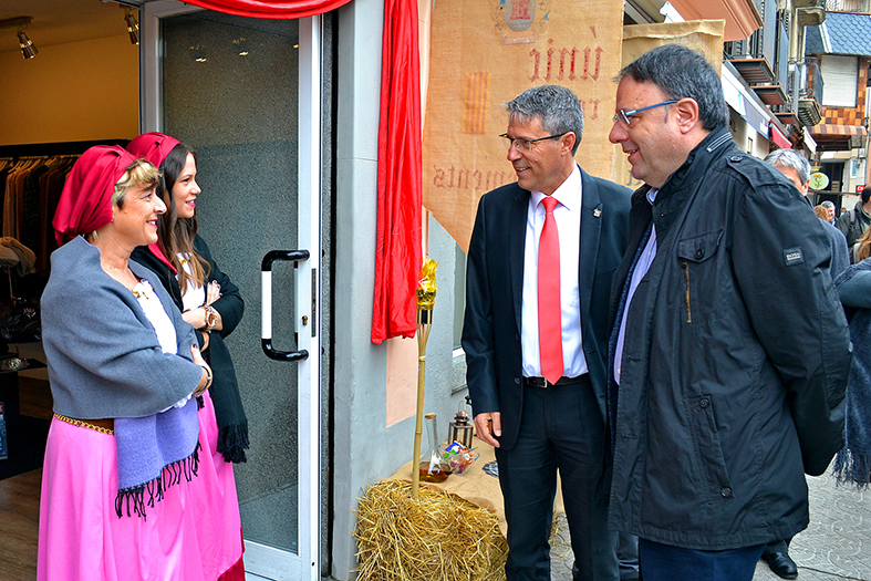 L'alcalde de Manresa i diputat del Bages a la DiputaciÃ³, ValentÃ­ Junyent, i l'alcalde de SÃºria, Josep Maria Canudas, parlen amb comerciants del centre urbÃ  adherides a la 14a Fira Medieval d'Oficis de SÃºria - Novembre de 2015.