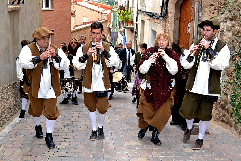 Els Grallers del Poble Vell encapÃ§alen el seguici d'autoritats en la visita institucional de la 14a Fira Medieval d'Oficis - Novembre de 2015.